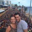 Milena Toscano troca beijos com o namorado em cima de trio elétrico em Salvador