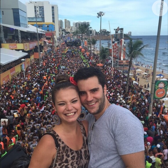 Milena Toscano curtiu com seu namorado, Pedro Ozores, o trio de Bell Marques em Salvador, neste domingo, 15 de fevereiro de 2015