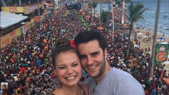 Milena Toscano troca beijos com o namorado em cima de trio elétrico em Salvador
