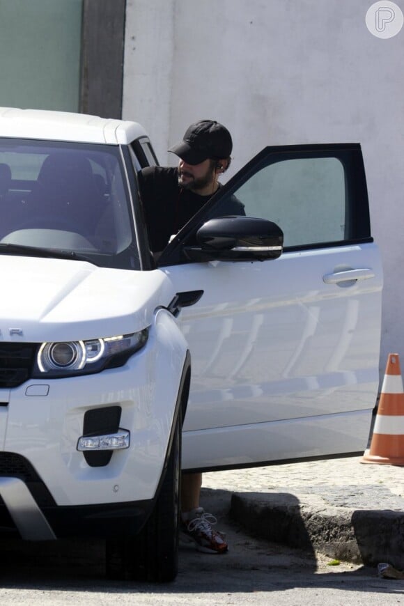 Murilo Benício entra no carro