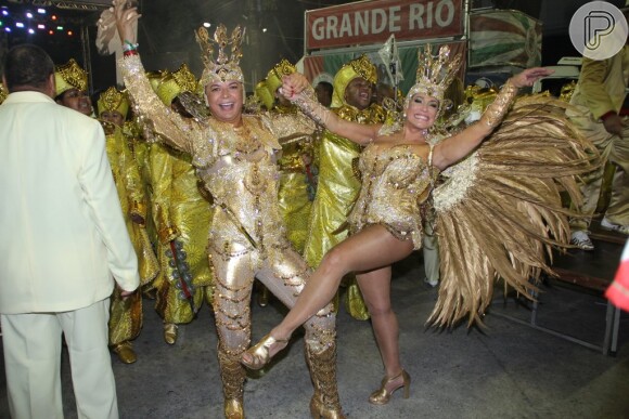 Susana Vieira iluminou o desfile da escola de samba Acadêmicos do Grande Rio representando o ouro. A atriz foi uma rainha de bateria cigana neste Carnaval e ainda contou com David Brazil como rei 