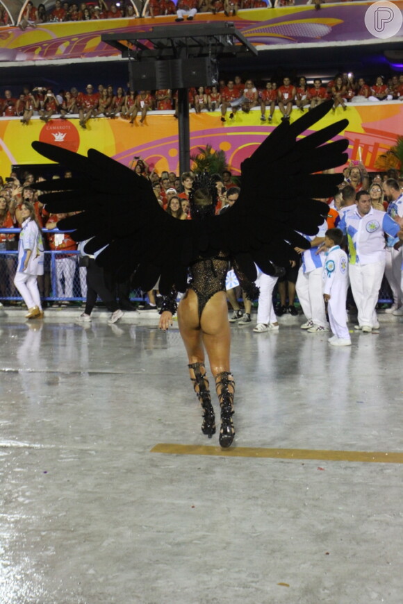Brilhando como Cisne Negro à frente da Unidos de Vila Isabel, Sabrina Sato usou um body fio-dental exibindo o seu corpão e desfilou com um costeiro em forma de asas negras