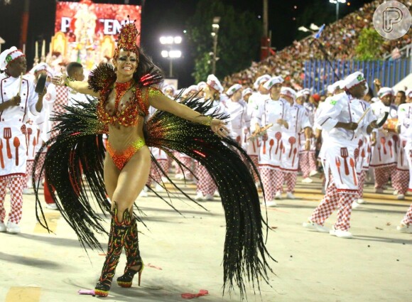 Rainha de bateria da Acadêmicos do Salgueiro, Viviane Araújo levantou o público mais uma vez nesses 20 anos de desfiles. Este ano a atriz de 'Império' veio interpretando a chama da escola de samba