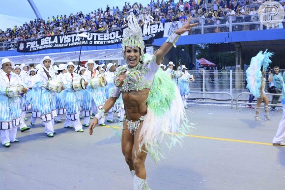Rainha da escola de samba X-9 Paulistana, Gracyanne Barbosa surgiu deslumbrante à frente a bateria exibindo a barriga trincada