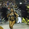 Camila Silva mostrou muito samba no pé à frente da bateria Vai-Vai, em São Paulo. Com um maiô preto, com abertura no abdômen e todo decorado com estrelas prateadas, a atriz reinou