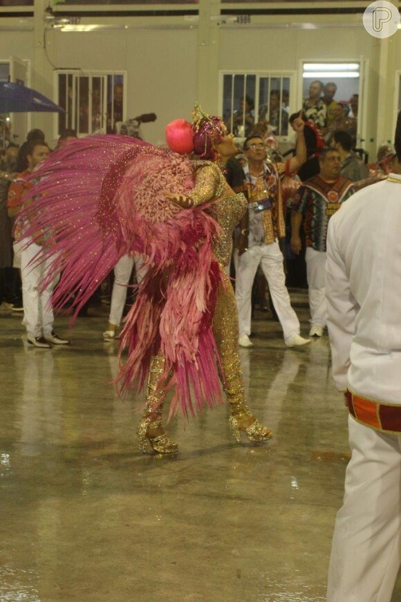 Raissa Machado, rainha de bateria da Viradouro, deu à luz 45 dias antes do desfile da escola de samba de Niterói, do Rio de Janeiro