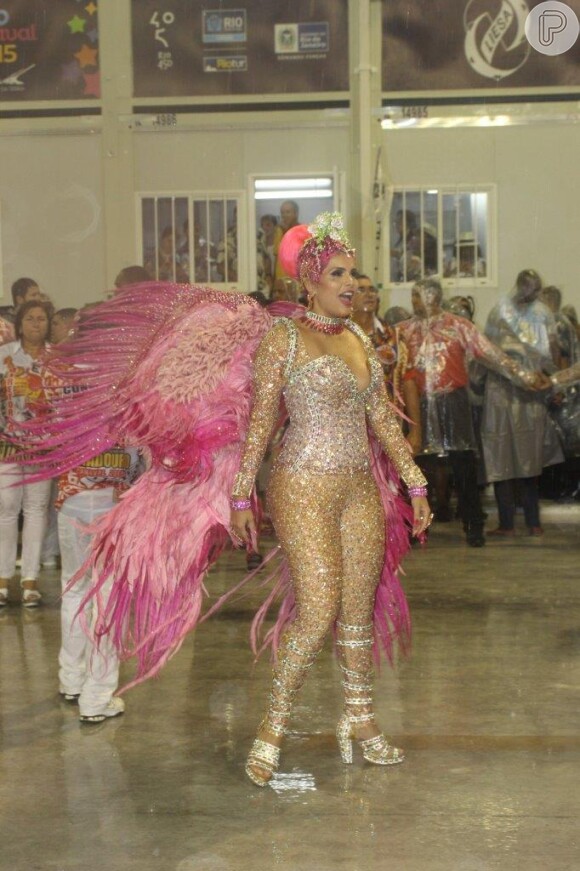 Com uma fantasia comportada, Raissa Machado, rainha de bateria da Viradouro, usou um macacão brilhoso com asas rosas reunindo cerca de 300 penas de faisão