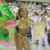  Evelyn Bastos, rainha da escola carioca Mangueira, surgiu deslumbrante com uma fantasia dourada e asas nas cores da escola. Para lacrar de vez, a musa usou uma maquiagem banhada a ouro 18 quilates 