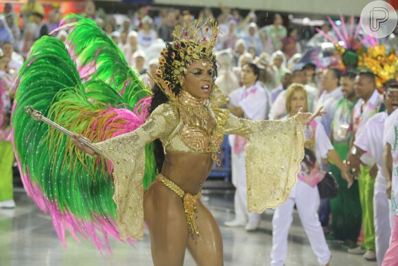  Evelyn Bastos, rainha da escola carioca Mangueira, surgiu deslumbrante com uma fantasia dourada e asas nas cores da escola. Para lacrar de vez, a musa usou uma maquiagem banhada a ouro 18 quilates 
