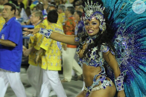 Raíssa Oliveira, rainha de bateria da Beija-Flor, brilhou no segundo dia de desfiles das escolas de samba do Rio de Janeiro