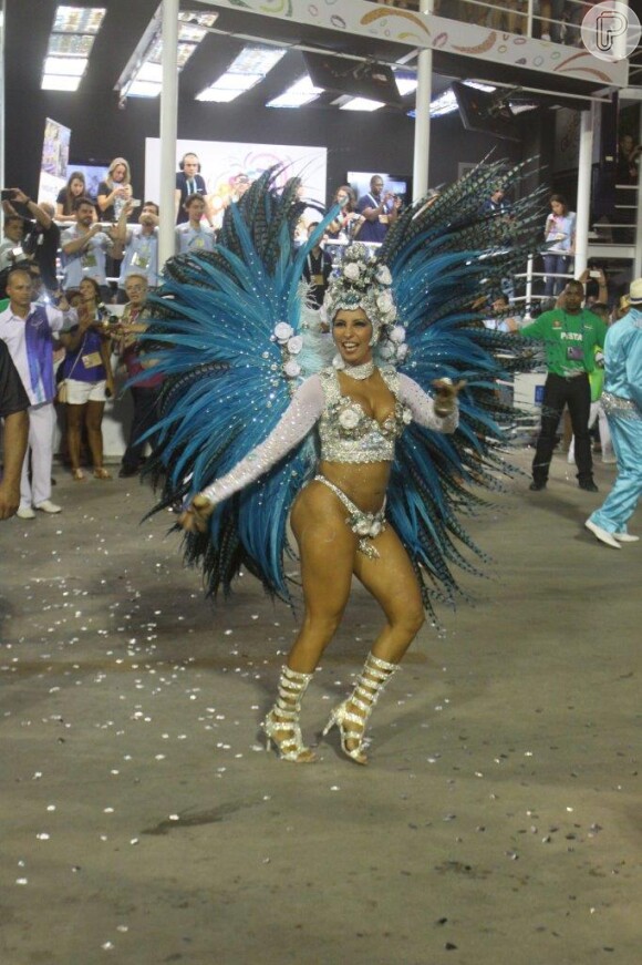 Patricia Nery, rainha de bateria da Portela, mostrou samba no pé e muita garra com parte da fantasia reaproveitada do desfile de 2014. O costeiro e o arranjo da cabeça foram os mesmos do ano passado