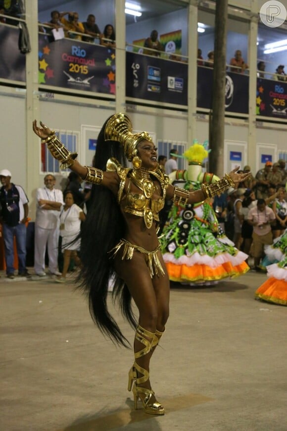 Cris Vianna desfilou exuberante à frente dos ritmistas da Imperatriz Leopoldinense como uma guerreira africana e usando uma fantasia em metal