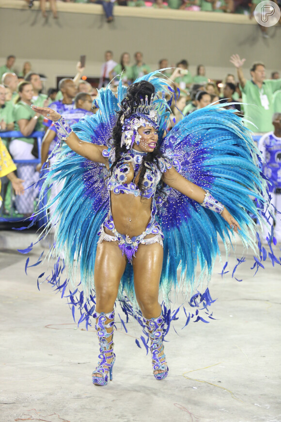 Há 13 anos no posto, Raíssa Oliveira usou biquíni estilizado avaliado em R$ 45 mil. Na Avenida, ela negou que vá deixar a escola no próximo Carnaval: 'Não vou sair da Beija-Flor. Mesmo se for meu último ano, vai ser como rainha. Fico no posto até quando Deus quiser'