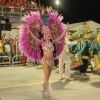 Fantasia de Aline Oliveira, rainha de bateria da Mocidade Alegre, foi trabalhada em plumas na cor-de-rosa