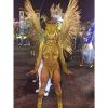 Rainha de bateria da Império da Casa Verde, Valeska Reis deixou o corpão à mostra ao desfilar em São Paulo com uma fantasia com asas douradas