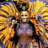 Ariellen Domiciano, rainha de bateria da Nenê de Vila Matilde, desfilou com uma fantasia cheia de plumas com cores fortes de azul e laranja