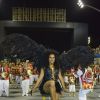 Simone Sampaio desfilou com asas pretas enormes à frente da bateria da escola de samba Dragões da Real
