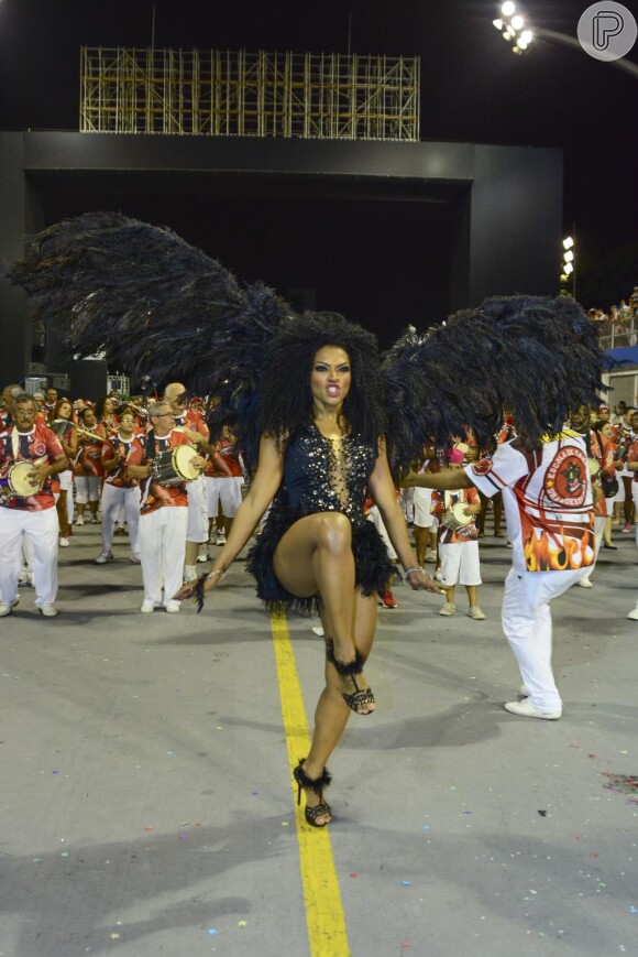 Simone Sampaio desfilou com asas pretas enormes à frente da bateria da escola de samba Dragões da Real
