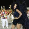 Rainha de bateria da Dragões da Real, Simone Sampaio exibiu a fantasia 100% preta e cheia de plumas no Carnaval de São Paulo