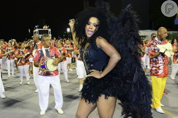 Rainha de bateria da Dragões da Real, Simone Sampaio exibiu a fantasia 100% preta e cheia de plumas no Carnaval de São Paulo