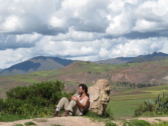 Ele relaxa olhando a paisagem peruana entre uma cena e outra