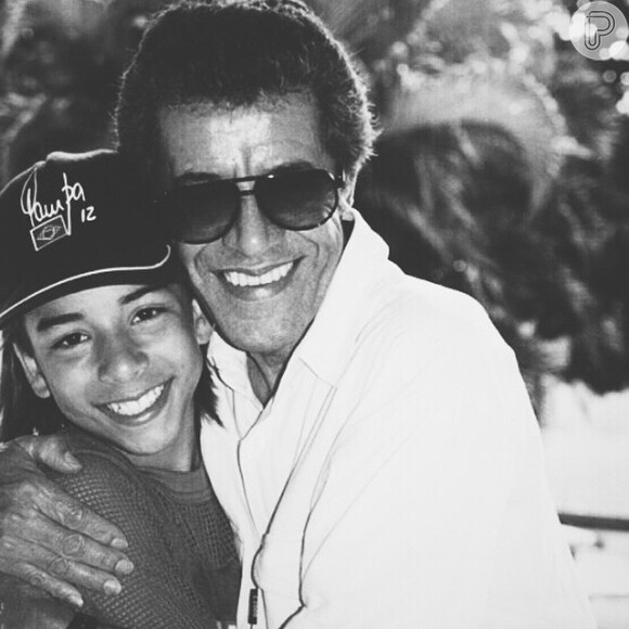 Junior Lima usou sua conta de Instagram para lamentar a morte do avô, Zé do Rancho, ocorrida neste domingo, 15 de fevereiro de 2015: 'Um dos meus heróis de infância... E agora o céu está em festa!'