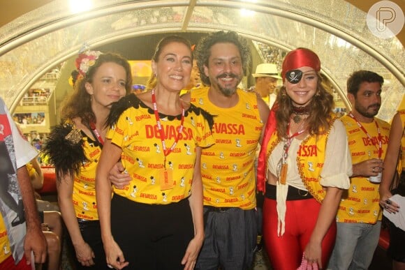 Leandra Leal, vestida de pirata, posa ao lado de Lilia Cabral e Dani Barros, na comemoração do aniversário de Alexandre Nero no camarote da Devassa