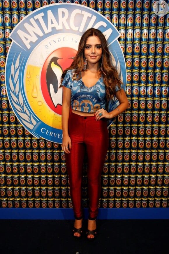 Giovanna Lancellotti curtiu a Marquês de Sapucaí, no Rio, com um modelo vermelho da calça justinha