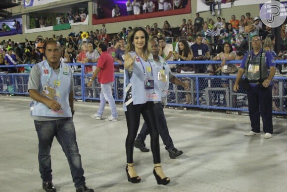 Ana Furtado curtiu os desfiles de Carnaval no Rio e escolheu uma disco pants preta