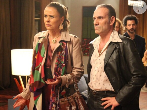 Carlota (Giulia Gam) deixa a mansão dos Fraga com o marido, em 'Boogie Oogie', em 24 de fevereiro de 2015
