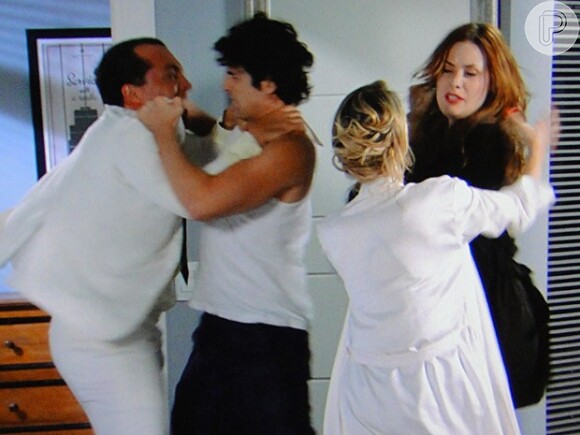 Veruska (Mayana Moura) e Nenê (Daniel Boaventura) disputam os diamantes a tapa com Nando (Reynaldo Gianecchini) e Juliana (Mariana Ximenes), em 'Guerra dos Sexos'