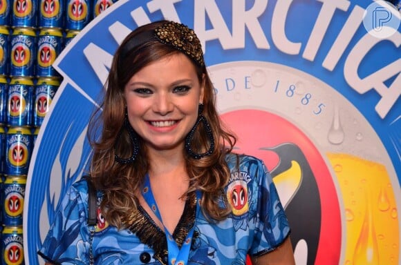 Milena Toscano curte o camarote da Boa, na Sapucaí, em 16 de fevereiro de 2015
