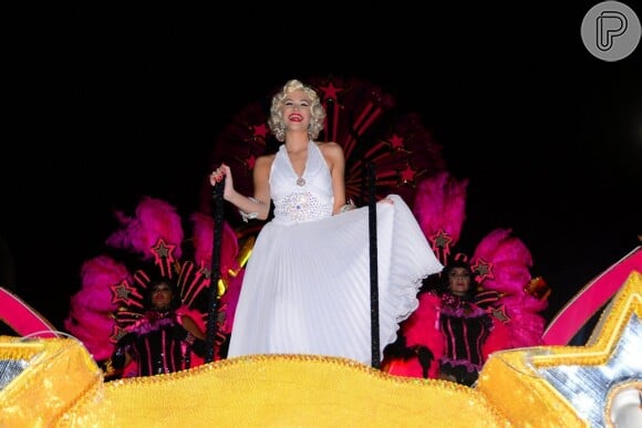 Juliana Paiva incorporou Marlyn Monroe no desfile da União da Ilha na madrugada de terça-feira, 17 de fevereiro de 2015