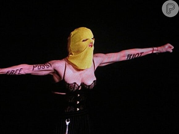 Madonna apoia banda russa feminista Pussy Riot em show da turnê 'MDNA'. Por isso, ela está proibida de entrar na Rússia a partir de abril de 2013