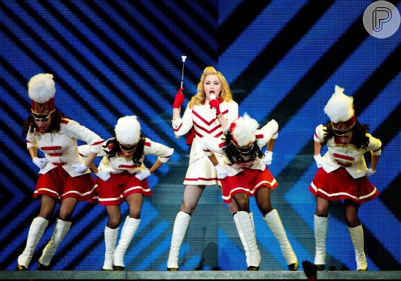 Madonna também passou pelo Brasil com a turnê, usando o corpo para escrever 'periguete' e 'safadinha'