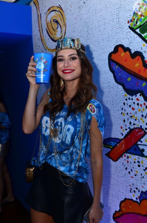 Thaila Ayala dançou muito durante show de Preta Gil, no camarote da Boa, na madrugada da última terça-feira (18)