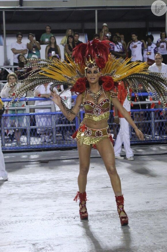 A atriz Thaila Ayala foi musa do Carnaval da Grande Rio