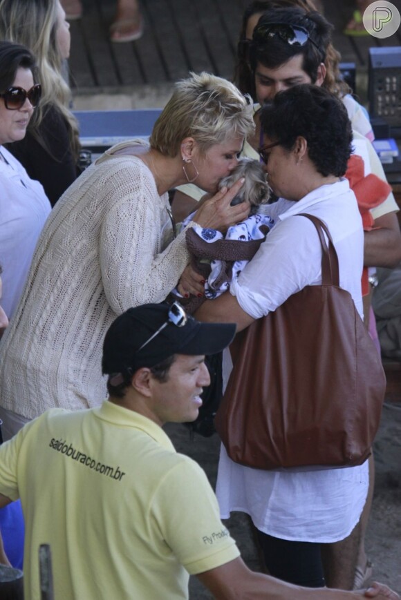 Xuxa grava programa na praia