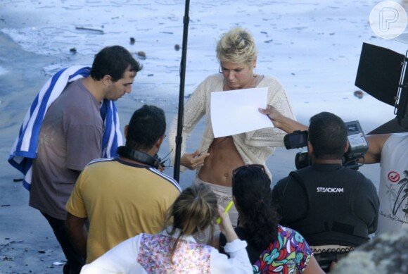 Xuxa grava programa na Prainha e exibe a barriga sarada ao prender o micrfone na roupa, em 17 de abril de 2013