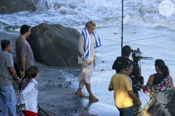 Xuxa grava programa na praia
