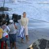 Xuxa grava programa na praia