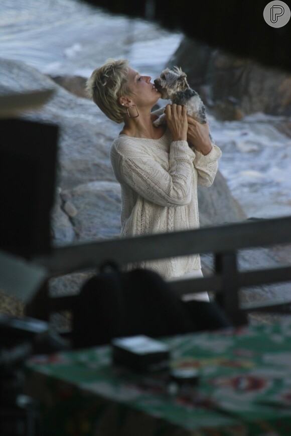 Xuxa grava programa na praia