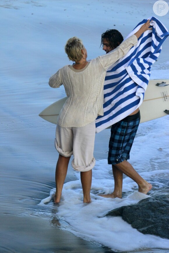 Xuxa grava programa na praia
