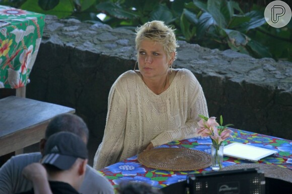 Xuxa grava programa na praia