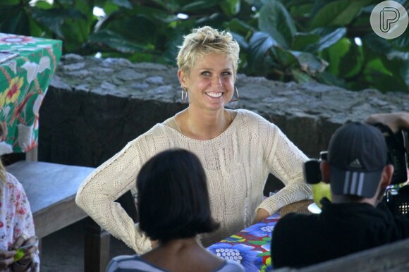 Xuxa grava programa na praia