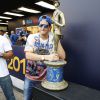 Depois da Apuração do resultado dos desfiles das escolas de samba do Rio de Janeiro, Enzo Celulari segura o troféu de campeã recebido pela Beija-Flor