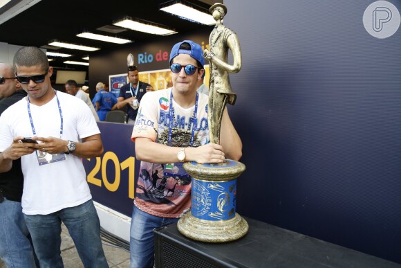 Depois da Apuração do resultado dos desfiles das escolas de samba do Rio de Janeiro, Enzo Celulari segura o troféu de campeã recebido pela Beija-Flor