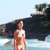 Leticia Birkheuer exibe boa forma em praia do Rio de Janeiro