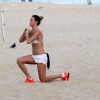 Leticia Birkheuer gosta de fazer treinos funcionais na praia