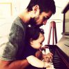 Rafael Cardoso toca piano com a filha, Aurora, em 20 de fevereiro de 2015